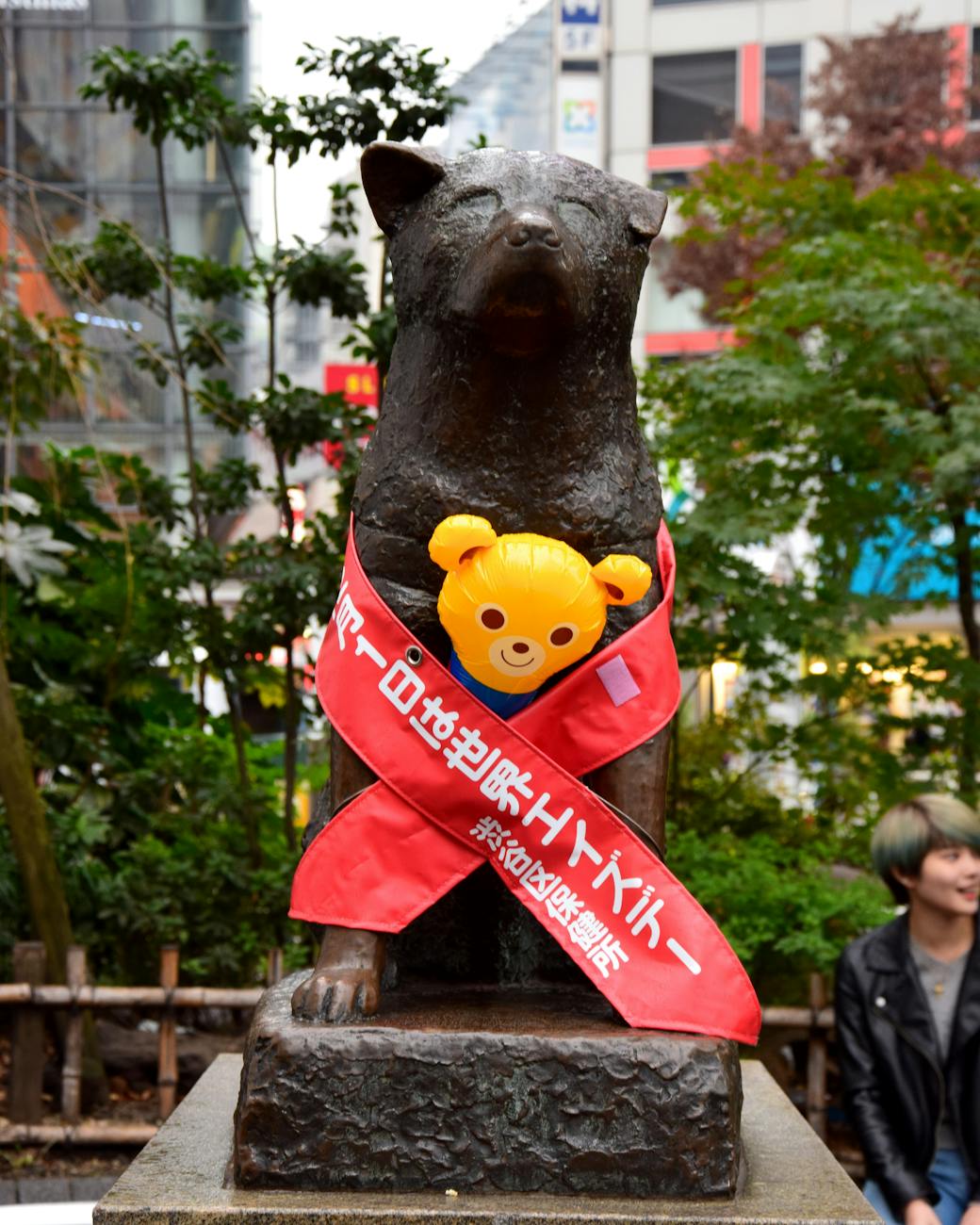hachiko memorial statue in tokyo japan
